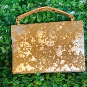 Cartera de Tela con Patrón de Salpicaduras Doradas y Cadena