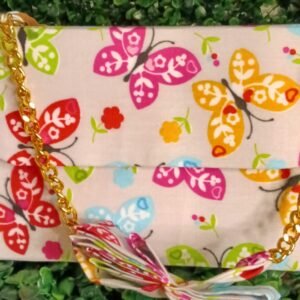 Cartera colorida con patrón de mariposas