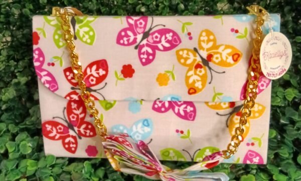 Cartera colorida con patrón de mariposas